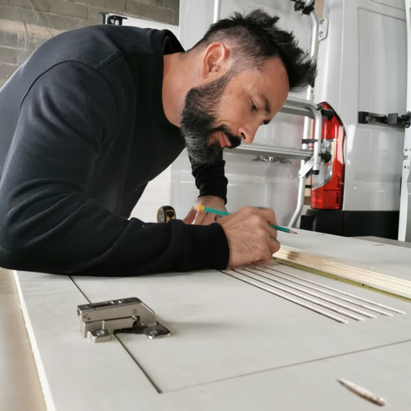 Chaises Et Table Blanches Et Bleues